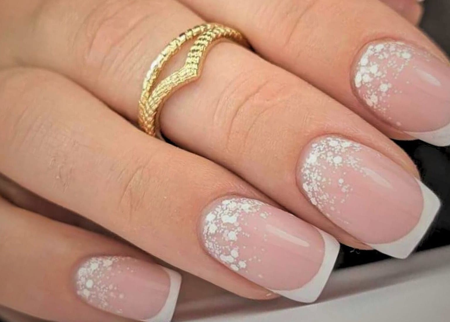 Ongles élégants avec design scintillant à Au Cœur des Ongles, Marmagne, Bourgogne-franche-comté, FR.