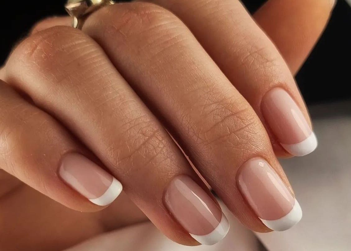 Manucure française élégante à Au Cœur des Ongles, Marmagne, Bourgogne-franche-comté, FR.