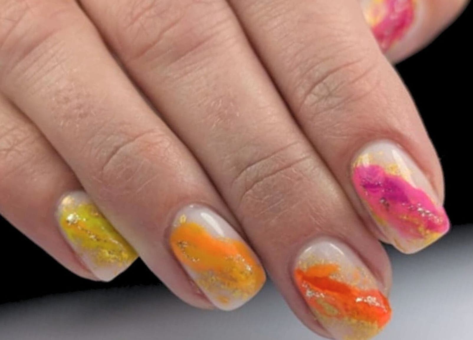 Art des ongles vibrant et coloré chez Au Cœur des Ongles, Marmagne, Bourgogne-franche-comté, FR.