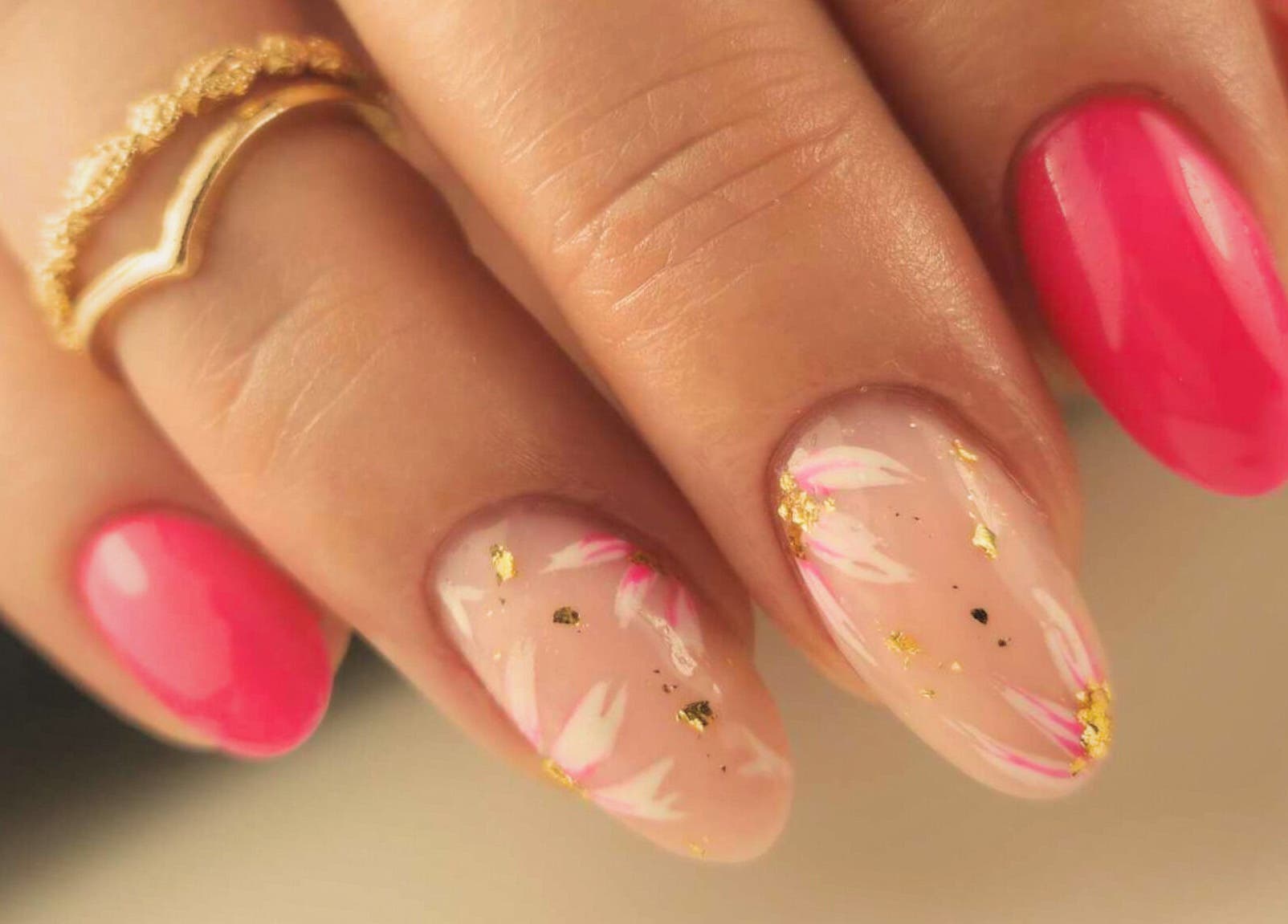 Manucure élégante à Au Cœur des Ongles, Marmagne, Bourgogne-franche-comté, FR avec des ornements dorés.