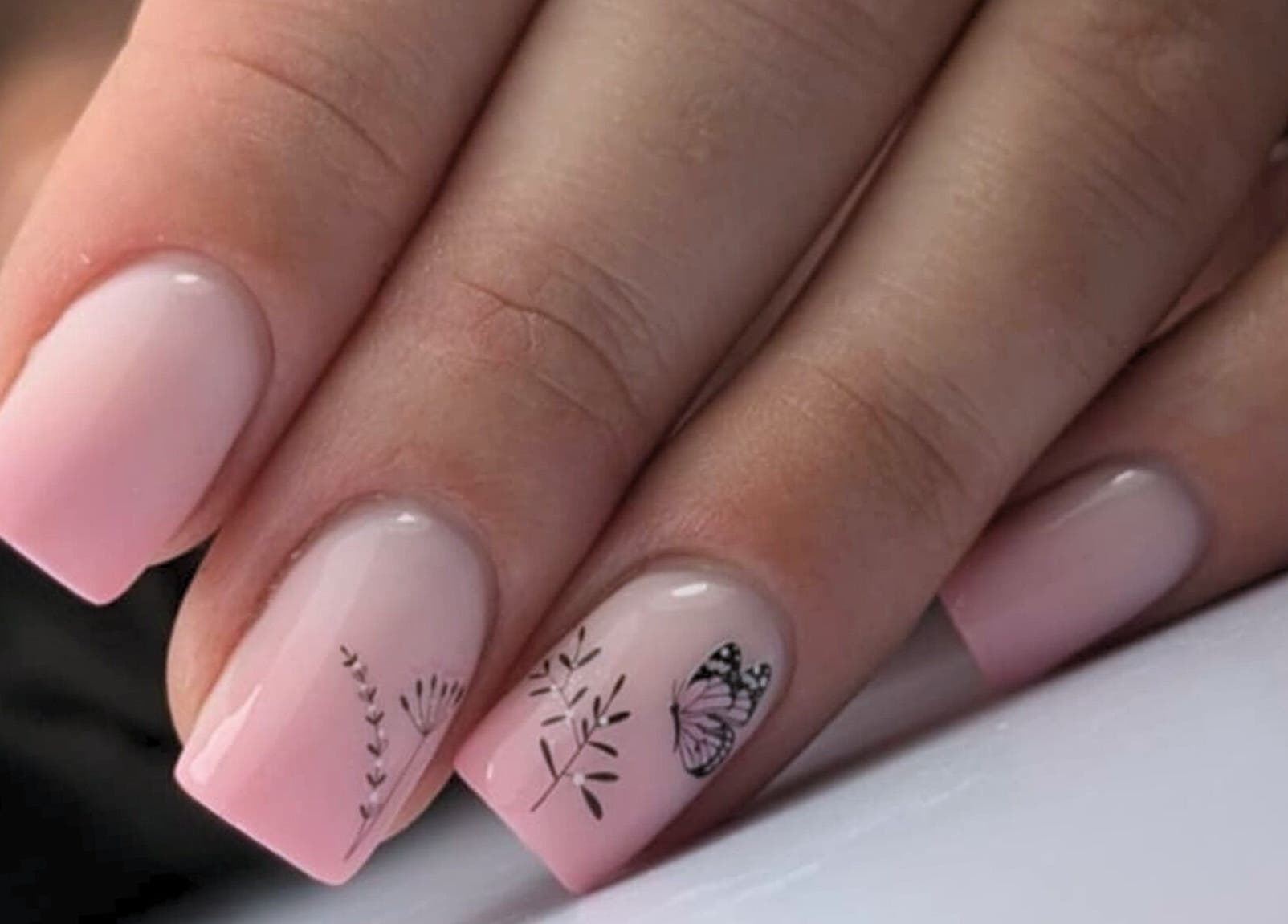 Manucure délicate avec motifs, Au Cœur des Ongles, Marmagne, Bourgogne-franche-comté, FR.