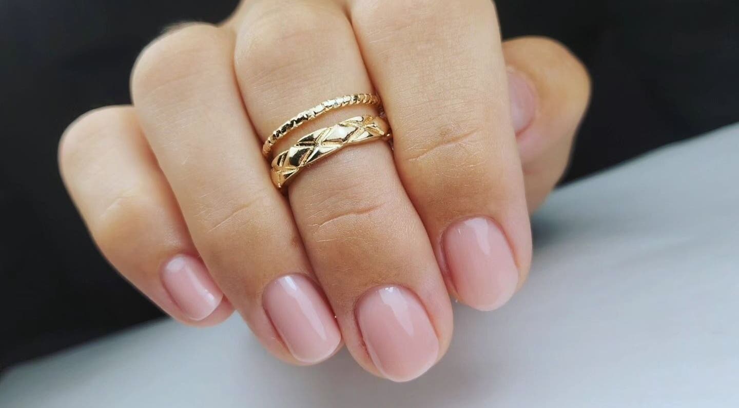 Manucure élégante à Au Cœur des Ongles, Marmagne, Bourgogne-franche-comté, FR avec bagues dorées.