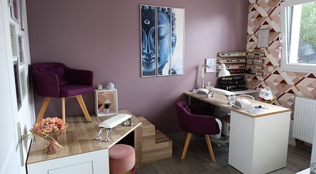 Intérieur chic de Passion'Elles à Avion, Hauts-de-France, FR avec station de manucure moderne.
