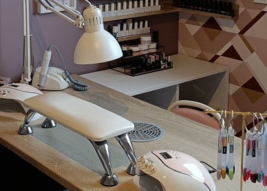 Poste de travail ongles chez Passion'Elles à Avion, Hauts-de-france, FR, avec vernis et lampe.