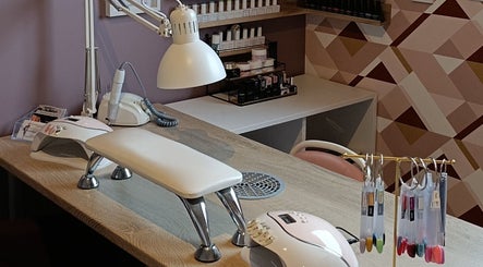 Poste de travail ongles chez Passion'Elles à Avion, Hauts-de-france, FR, avec vernis et lampe.