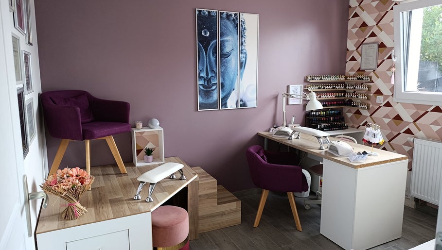 Salon de manucure élégant chez Passion'Elles, Avion, Hauts-de-France, FR, avec décor moderne et confortable.