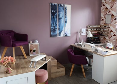Salon de manucure élégant chez Passion'Elles, Avion, Hauts-de-France, FR, avec décor moderne et confortable.