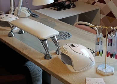 Table de manucure moderne à Passion'Elles, Avion, Hauts-de-France, FR avec équipement professionnel.