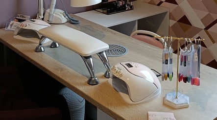 Table de manucure moderne à Passion'Elles, Avion, Hauts-de-France, FR avec équipement professionnel.