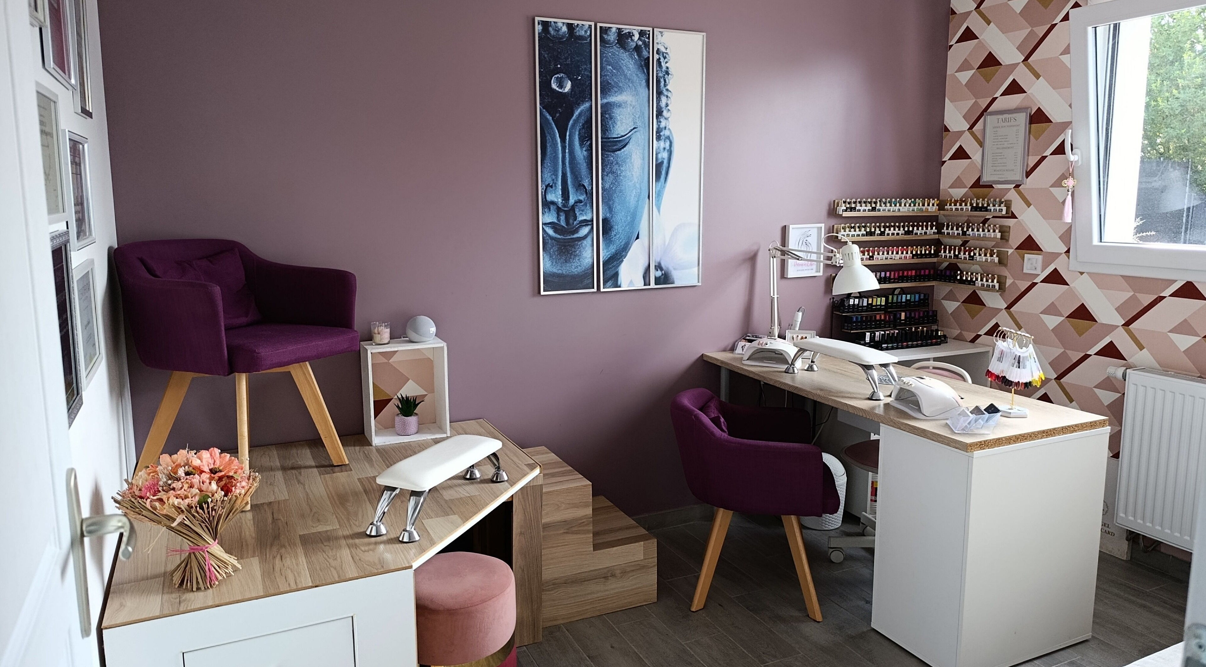 Salon manucure chic Passion'Elles à Avion, Hauts-de-France, FR avec fauteuils pourpre et déco bouddha.