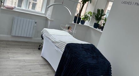 Relaxing treatment room at Hennylash 🎀, London, England, GB, featuring a comfortable therapy bed.
