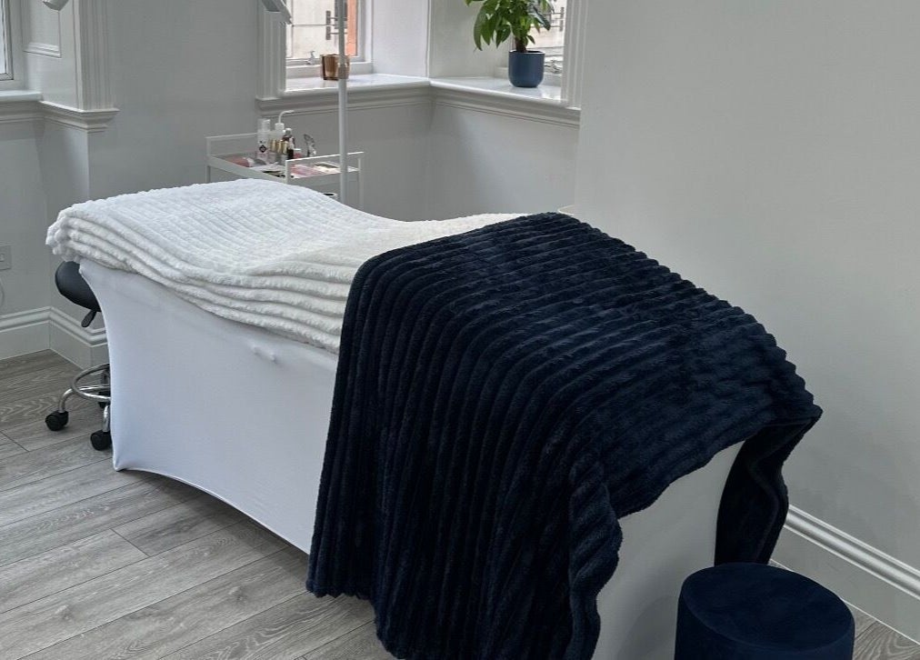 Cozy treatment room at Hennylash, London, England, GB with aesthetic decor and soft lighting.