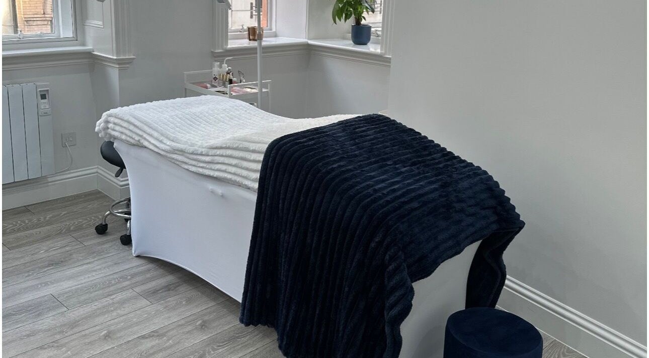 Cozy treatment room at Hennylash, London, England, GB with aesthetic decor and soft lighting.