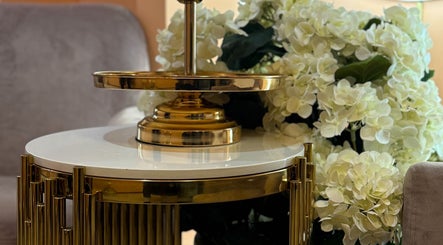Gold-accented table and white hydrangeas at Rosie Nail Co, Melbourne, Victoria, AU.