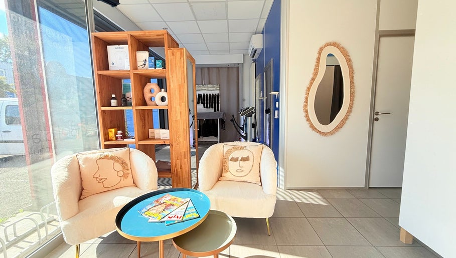 Intérieur lumineux de SO FORME DETOX ENERGIE à Meythet, Auvergne-rhône-alpes, FR avec fauteuils confortables.