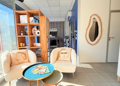 Intérieur lumineux de SO FORME DETOX ENERGIE à Meythet, Auvergne-rhône-alpes, FR avec fauteuils confortables.