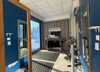 Salle lumineuse chez SO FORME DETOX ENERGIE à Meythet, Auvergne-rhône-alpes, FR avec miroirs et équipements modernes.