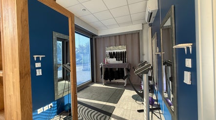 Salle lumineuse chez SO FORME DETOX ENERGIE à Meythet, Auvergne-rhône-alpes, FR avec miroirs et équipements modernes.