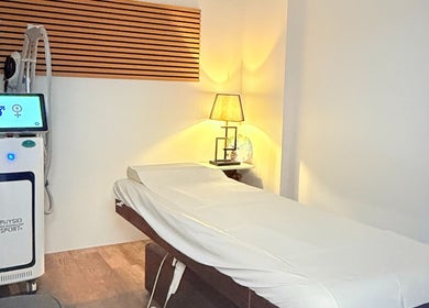 Salle de soin moderne à SO FORME DETOX ENERGIE, Meythet, Auvergne-rhône-alpes, FR avec équipement de bien-être.