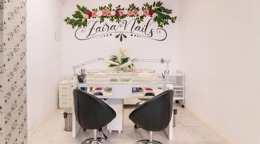 Sala de manicura en Zaira Nails, Alcalá De Henares, Comunidad De Madrid, ES. Mesa con decoración floral.