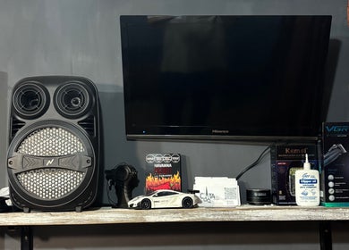 Estante con productos y altavoces en CATA BARBER, Villa María Irene De Los Remedios De Escalada, Provincia De Buenos Aires, AR.