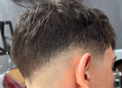 Corte de cabello moderno en CATA BARBER, Villa María Irene De Los Remedios De Escalada, Provincia De Buenos Aires, AR.