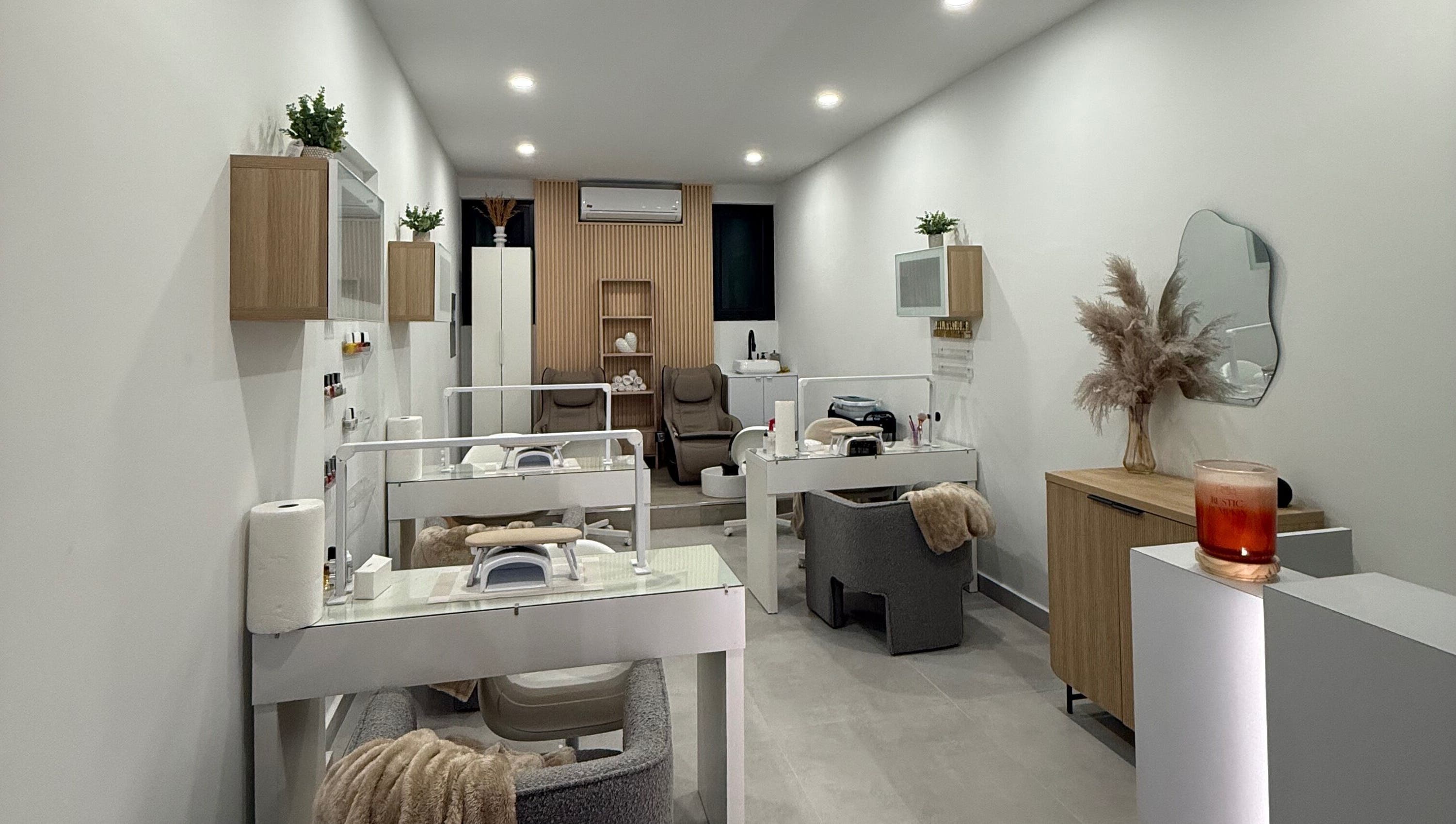 Interior moderno de Condado Nails en San Juan, San Juan, PR, mostrando área de manicura y sillas cómodas.