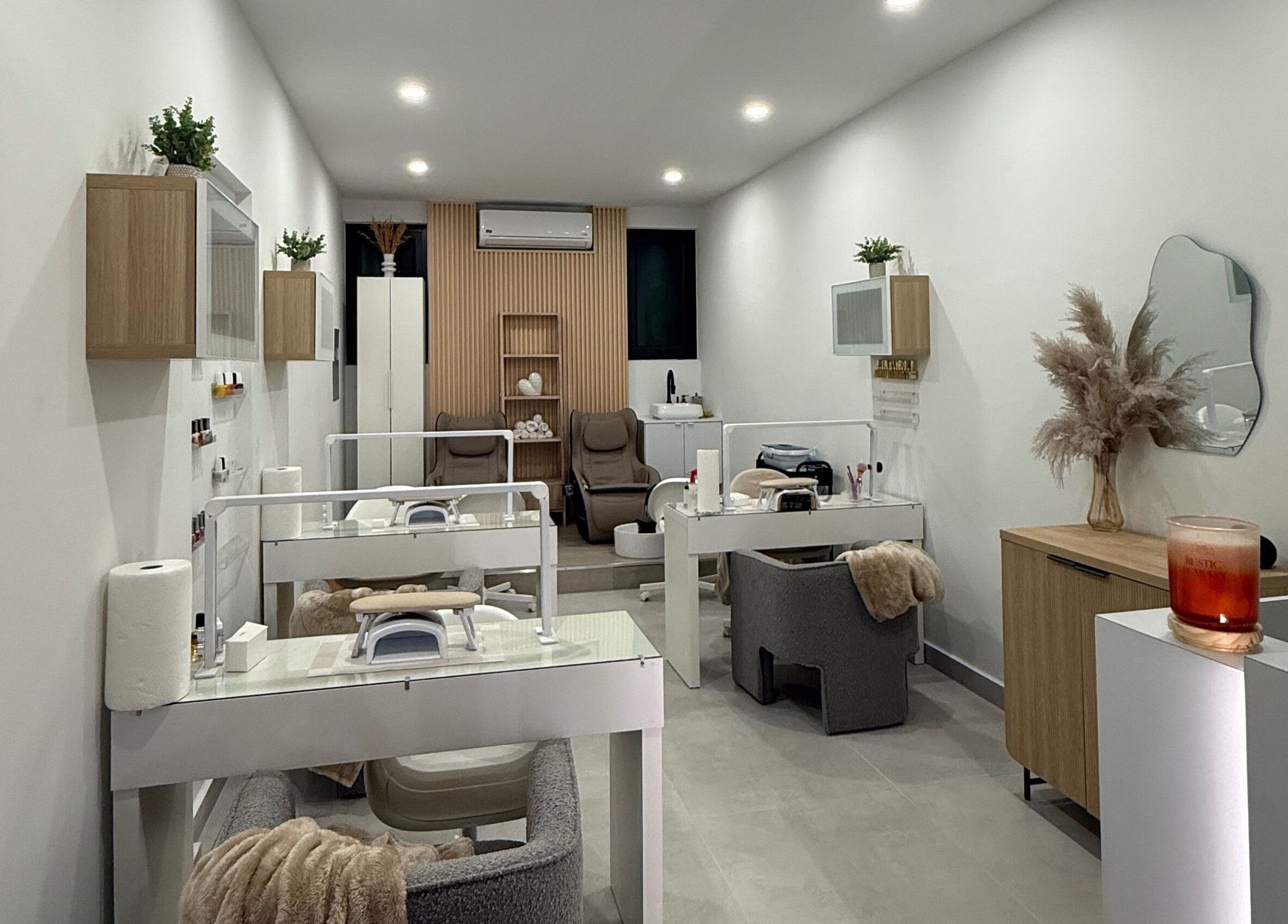 Interior moderno de Condado Nails en San Juan, San Juan, PR, mostrando área de manicura y sillas cómodas.