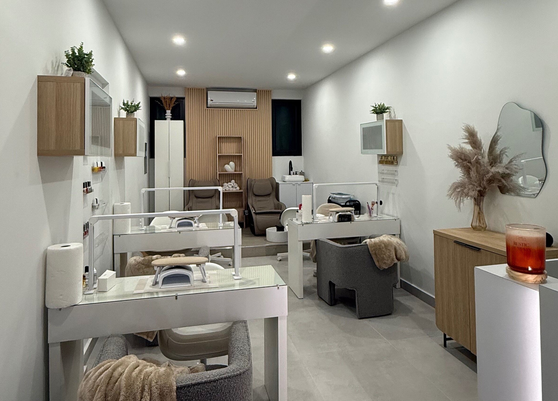 Interior moderno de Condado Nails en San Juan, San Juan, PR, mostrando área de manicura y sillas cómodas.