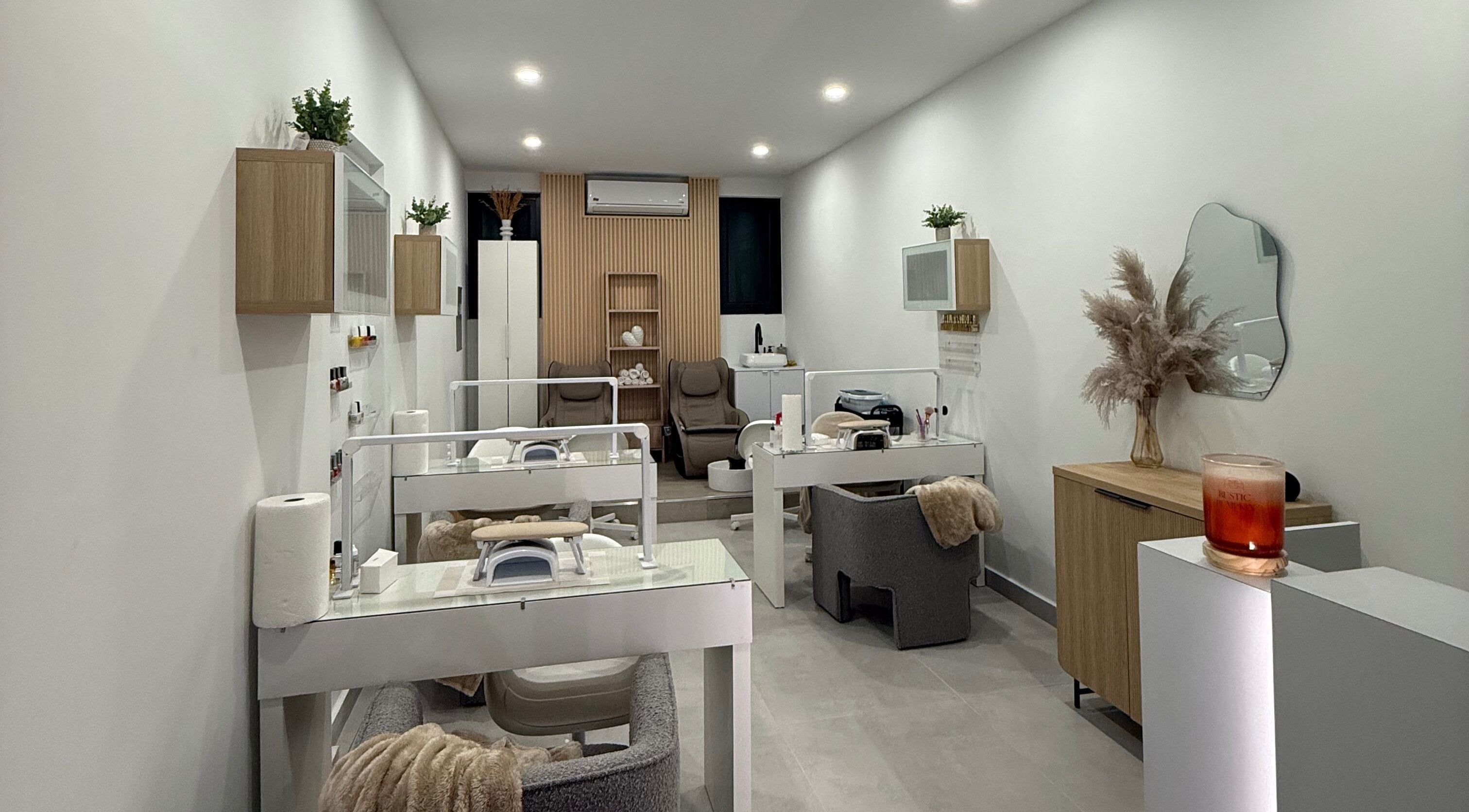 Interior moderno de Condado Nails en San Juan, San Juan, PR, mostrando área de manicura y sillas cómodas.