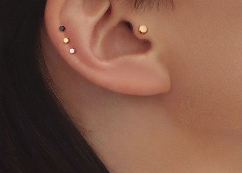 Stylowe kolczyki w uchu w Falcon Piercing- Patrycja Rowicka, Morąg, Województwo Warmińsko-mazurskie, PL.