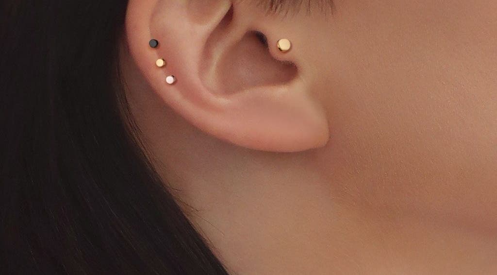 Stylowe kolczyki w uchu w Falcon Piercing- Patrycja Rowicka, Morąg, Województwo Warmińsko-mazurskie, PL.