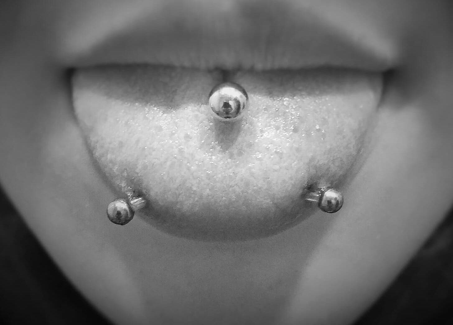 Nowoczesny piercing języka w Falcon Piercing- Patrycja Rowicka, Morąg, Województwo Warmińsko-mazurskie, PL.