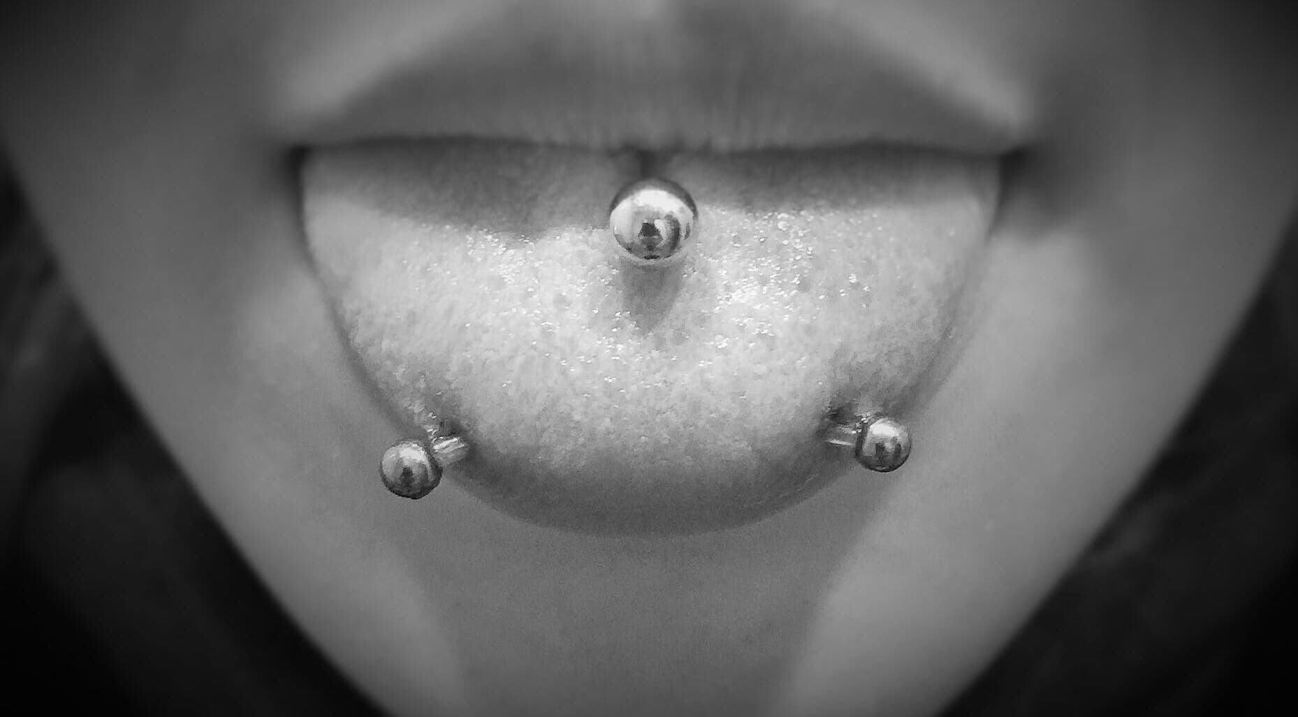 Nowoczesny piercing języka w Falcon Piercing- Patrycja Rowicka, Morąg, Województwo Warmińsko-mazurskie, PL.