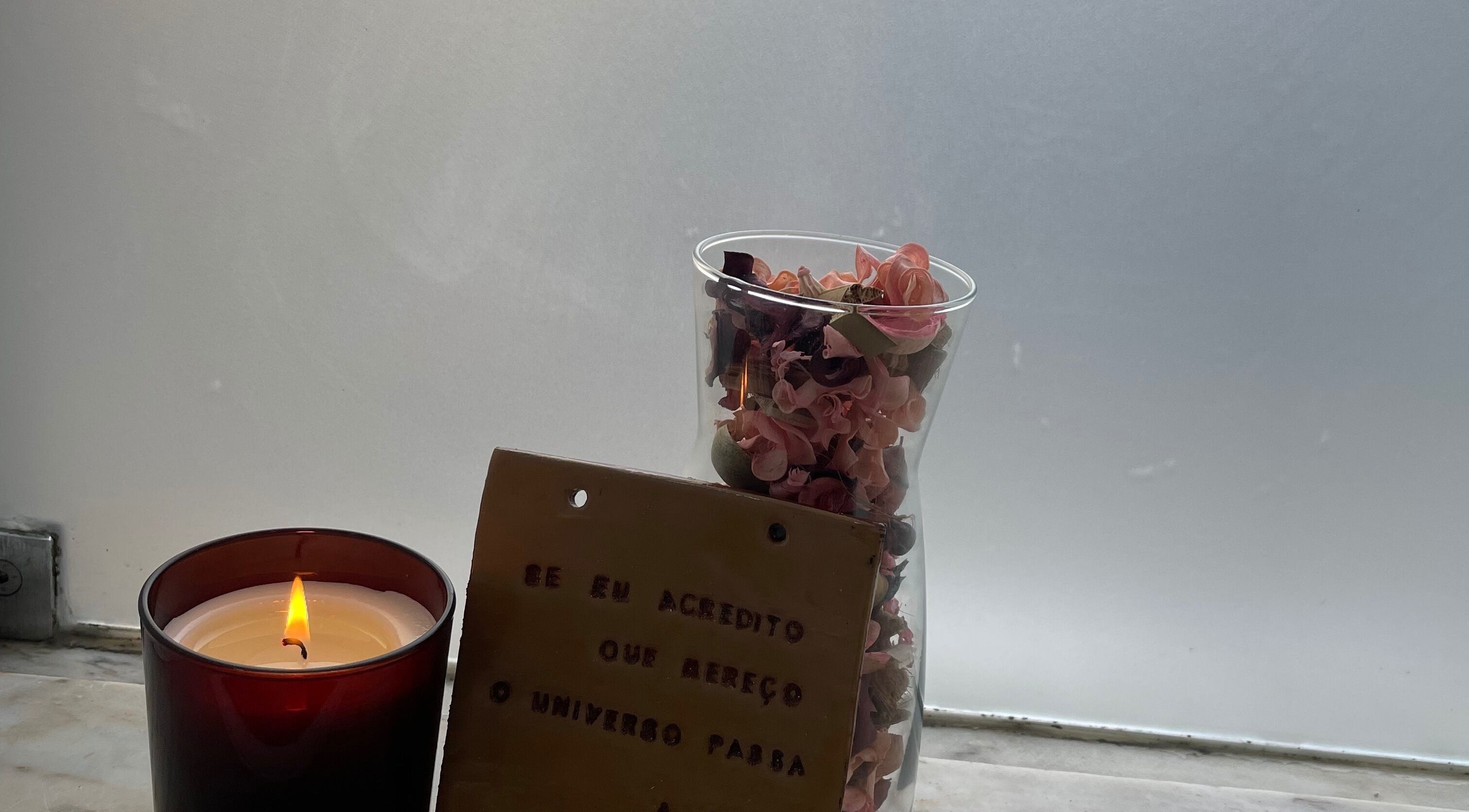 Velas aromáticas e decoração suave na Mamuska Nails, Braga, Braga, PT, criando atmosfera tranquila.