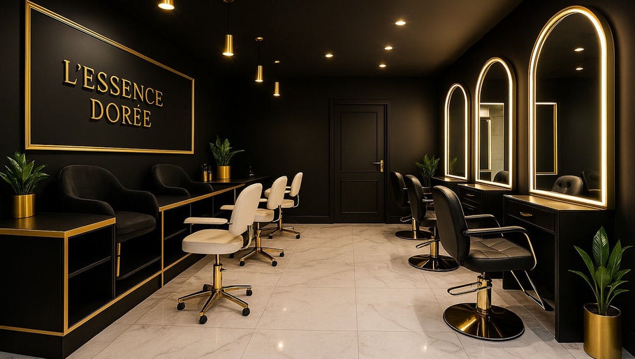 Salon chic et moderne à Aura d'or, La Roche-sur-yon, Pays De La Loire, FR avec sièges et miroirs élégants.
