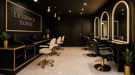 Salon chic et moderne à Aura d'or, La Roche-sur-yon, Pays De La Loire, FR avec sièges et miroirs élégants.