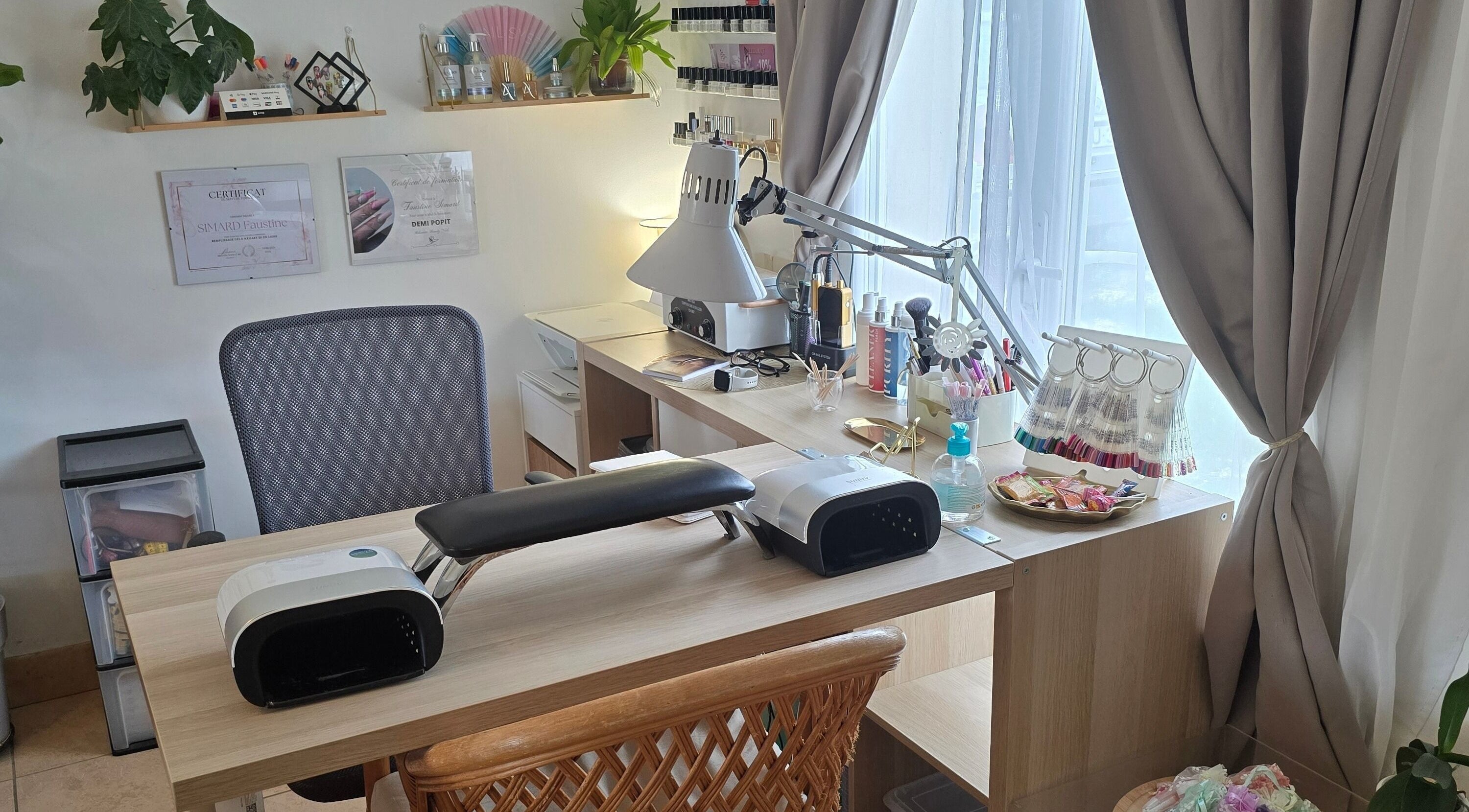 Station de manucure chic chez Entre mes mains à Corquilleroy, Centre-val De Loire, FR.