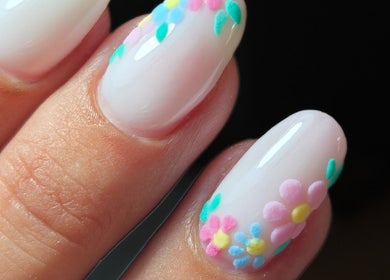 Design floral d'ongles à Entre mes mains, Corquilleroy, Centre-val De Loire, FR, pour une beauté raffinée.