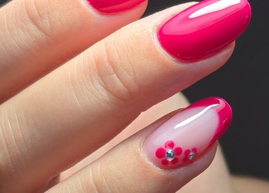 Nail art élégant à Entre mes mains, Corquilleroy, Centre-val De Loire, FR, avec vernis rose et motifs floraux.