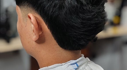 Corte de cabello moderno en MON BARBER STUDIO, San Bartolomé Milpas Altas, Sacatepéquez, GT.