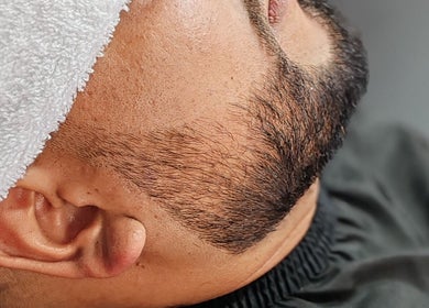 Hombre descansando en MON BARBER STUDIO, San Bartolomé Milpas Altas, Sacatepéquez, GT.