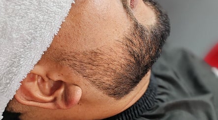 Hombre descansando en MON BARBER STUDIO, San Bartolomé Milpas Altas, Sacatepéquez, GT.