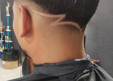 Corte de cabello moderno en MON BARBER STUDIO, San Bartolomé Milpas Altas, Sacatepéquez, GT.
