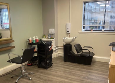 Modern styling area at Niki Haair in Perth, Scotland, GB, featuring a salon chair and wash basin.