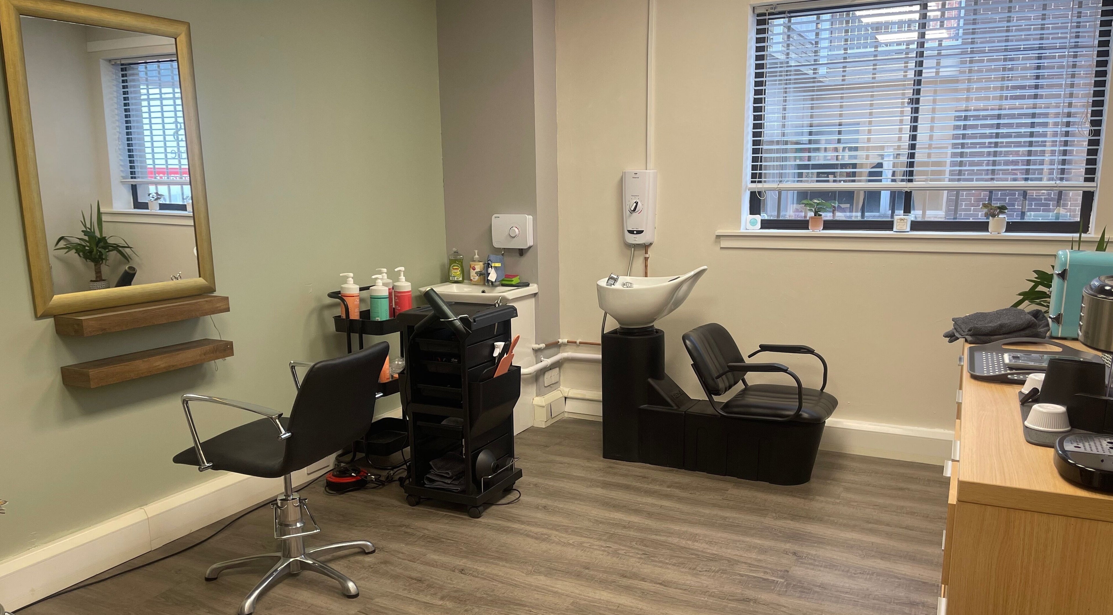 Modern styling area at Niki Haair in Perth, Scotland, GB, featuring a salon chair and wash basin.