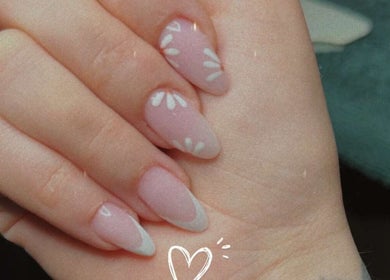 Nail art floral délicat chez Regard précieux By Amandine à L'hôpital, Grand Est, FR.