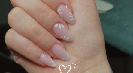 Nail art floral délicat chez Regard précieux By Amandine à L'hôpital, Grand Est, FR.