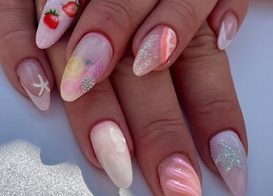 Ongles artistiques Regard précieux By Amandine à L'hôpital, Grand Est, FR avec motifs fruités et nacrés.