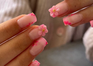 Manucure fleurie à Regard précieux By Amandine, L'hôpital, Grand Est, FR, avec des motifs floraux roses.